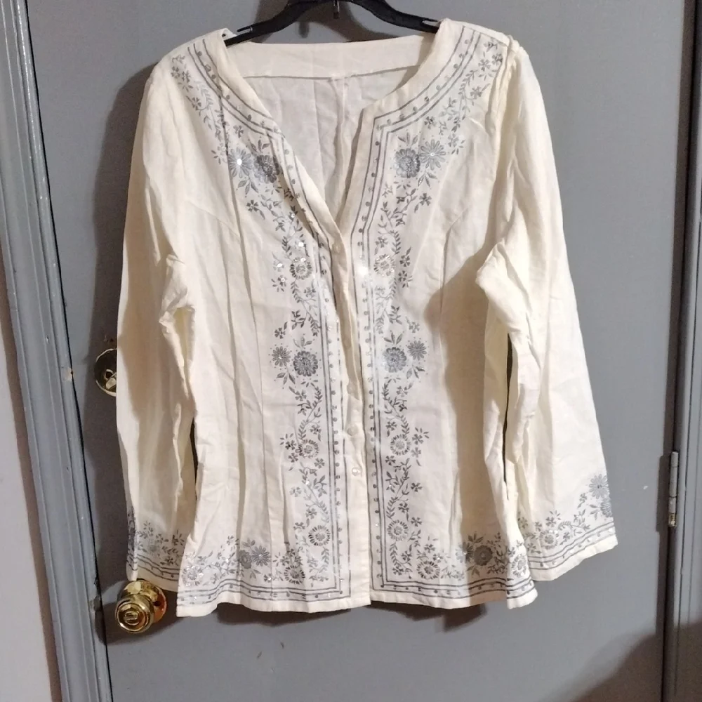 2/ 8 Dollars Sale Vibrant And Adorable Embossed Linen Silver And Cream Blouse - Picture 1 of 5